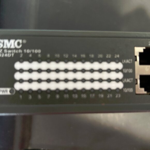 SMC Networks EZ NET (EZNET-24SW) 24-Ports External Switch - Picture 2 of 3